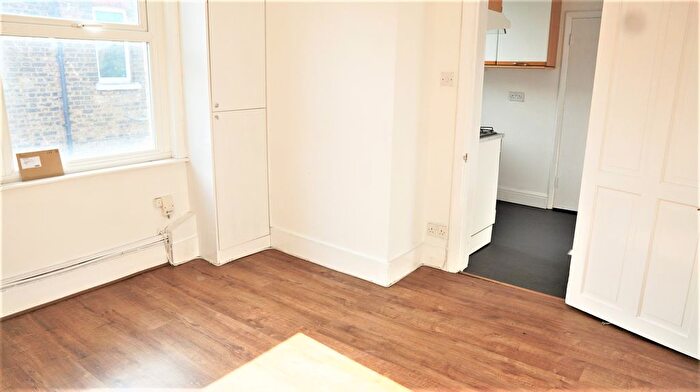 3 Bedroom Flat To Rent In Robinson Road, Colliers Wood, London, SW17
