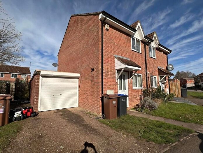 3 Bedroom Semi Detached House For Sale In Dore Close, The Maltings, Northampton, NN3