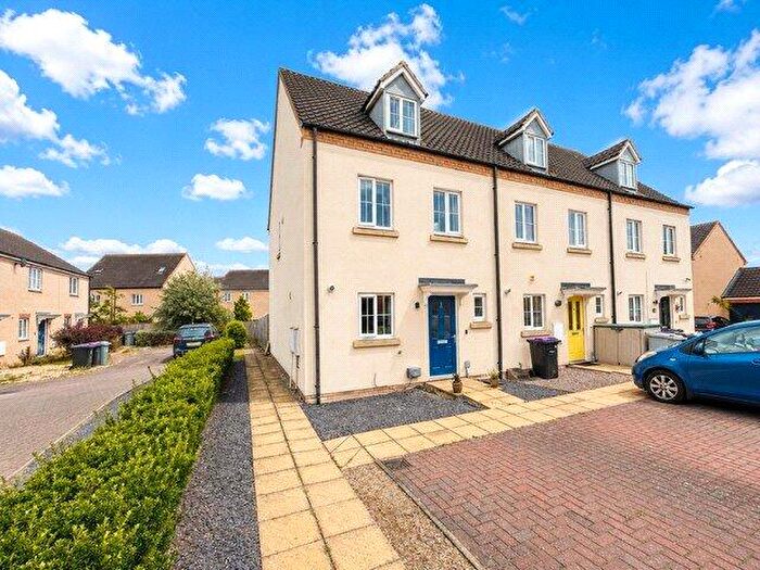 3 Bedroom Semi Detached House For Sale In Ascot Close, Bourne, Lincolnshire, PE10