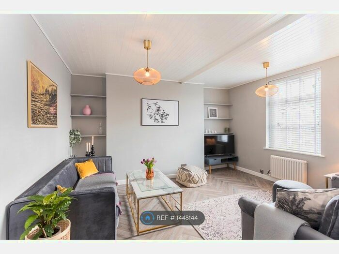 3 Bedroom Flat To Rent In Bethnal Green, London, E2