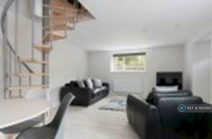 2 Bedroom Maisonette To Rent In High Street, Auchterarder, PH3