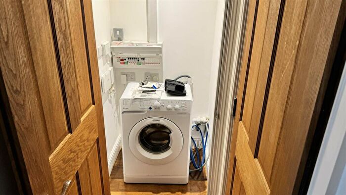 2 Bedroom Flat To Rent In Cavendish House, Marine Parade, Worthing, BN11