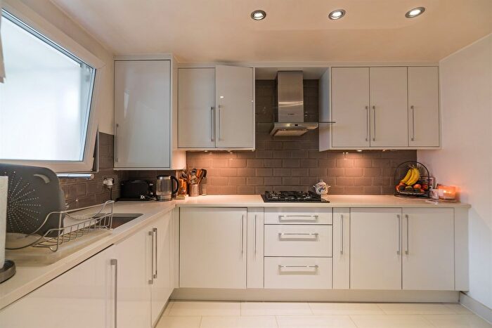 2 Bedroom Flat To Rent In Belle Vue Estate, Hendon, NW4