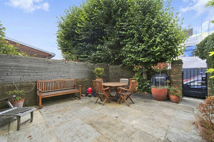 2 Bedroom Flat To Rent In Boscombe Road, London, W12