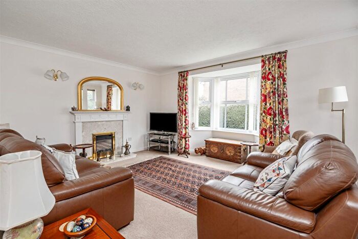 4 Bedroom Detached House For Sale In Barwell Close, Dorridge, Solihull, B93