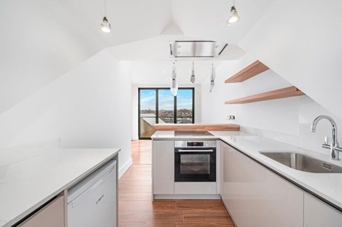 2 Bedroom Flat To Rent In Garratt Lane, Earlsfield, SW17