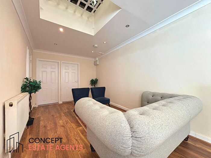 2 Bedroom Flat To Rent In Upper Tooting Road, Tooting Bec, SW17
