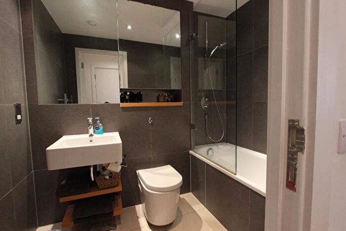 1 Bedroom Flat To Rent In Vantage Building, Station Approach, Hayes, London, UB3