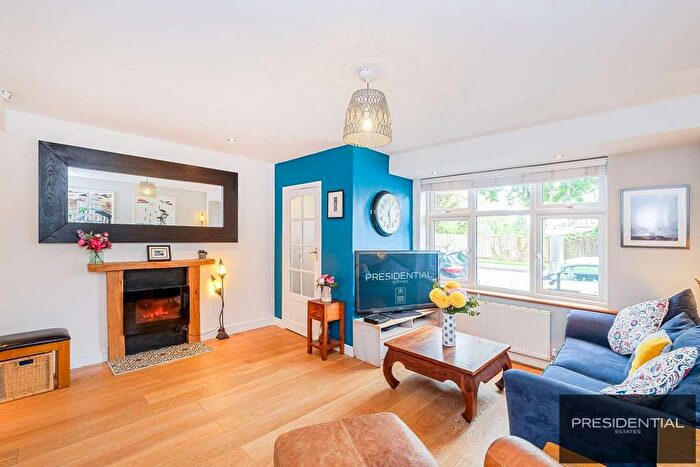 3 Bedroom End Of Terrace House For Sale In Hale End Road, Highams Park, E4