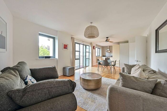 2 Bedroom Flat To Rent In Chapter Way, South Wimbledon, London, SW19