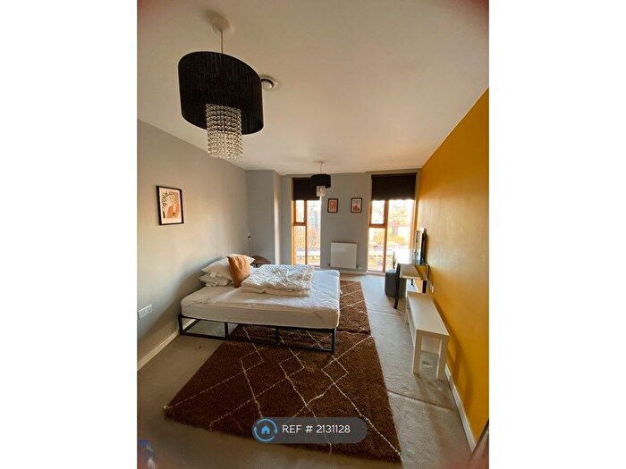 2 Bedroom Flat To Rent In Candle House, Leeds, LS1