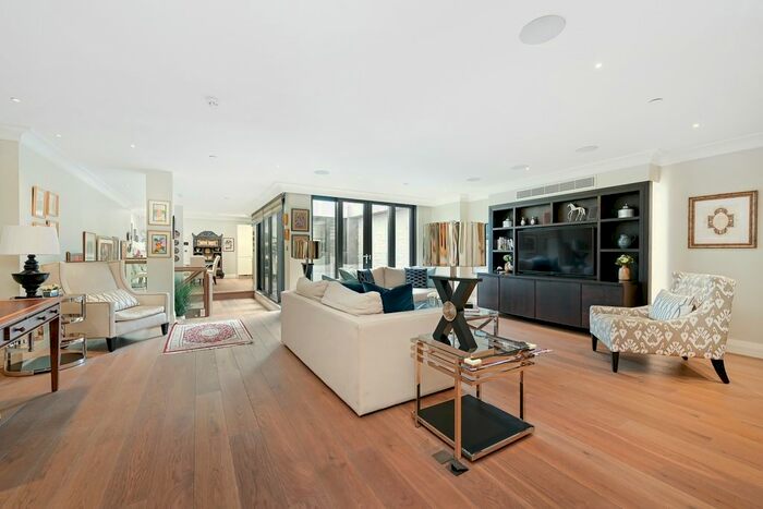 3 Bedroom Flat To Rent In Buckingham Gate, London, SW1E