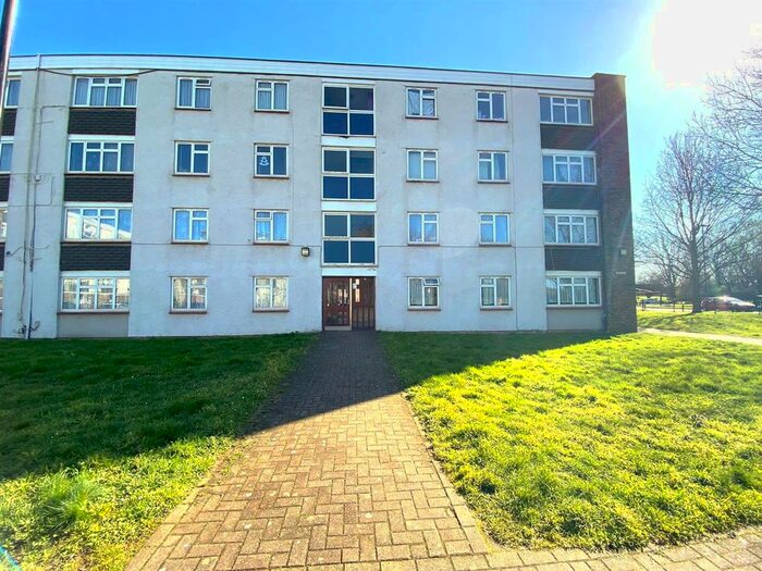 3 Bedroom Flat To Rent In Convent Way, Southall, UB2