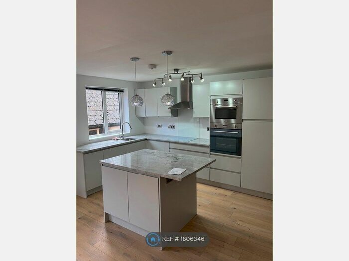 2 Bedroom Flat To Rent In The Ginnel, Devizes, SN10