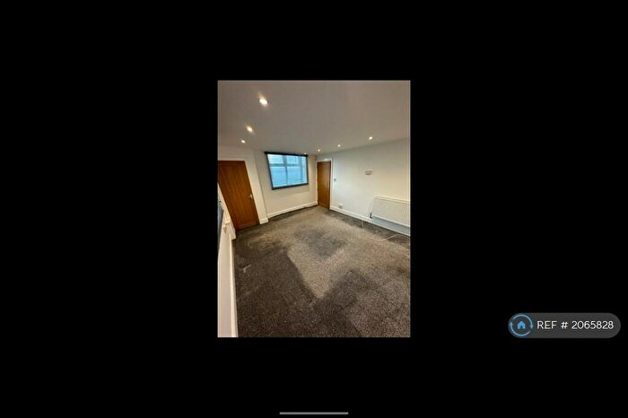3 Bedroom Terraced House To Rent In Manchester Road, Huddersfield, HD4