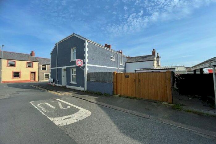 2 Bedroom Flat To Rent In Kensington Road, Milford Haven, SA73