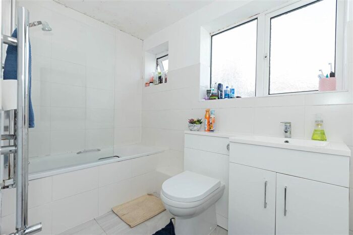 2 Bedroom Flat For Sale In Eastcourt Road, Broadwater, Worthing, BN14