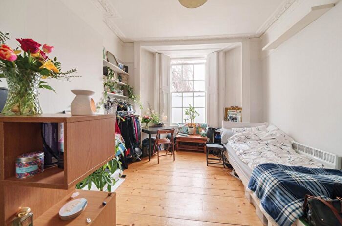 Apartment To Rent In Queens Crescent, Kentish Town, NW5