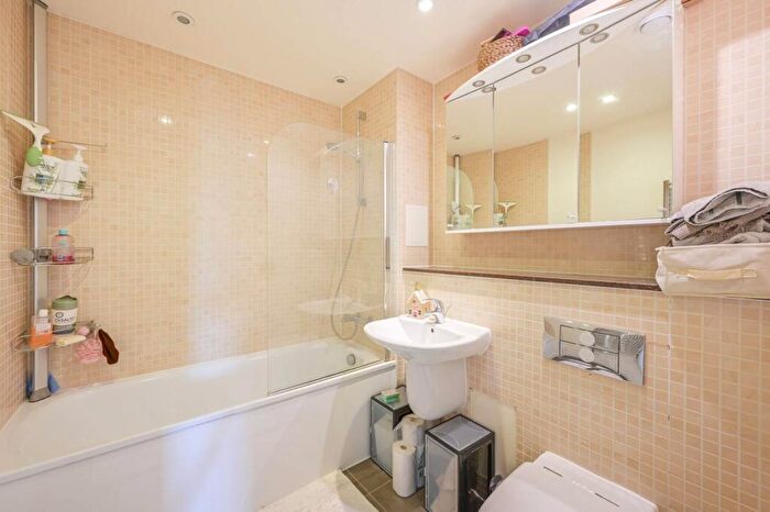 2 Bedroom Flat For Sale In Chi Building, Crowder Street, Shadwell, London, E1