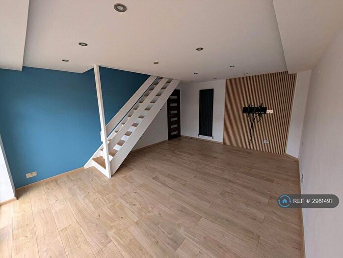 3 Bedroom Semi-Detached House To Rent In Sutton Close, Redditch, B98