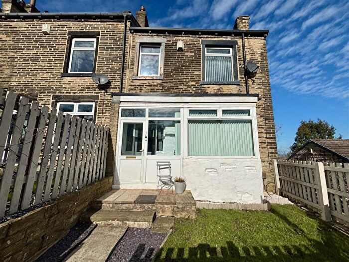 3 Bedroom End Of Terrace House For Sale In Old Road, Bradford, BD7