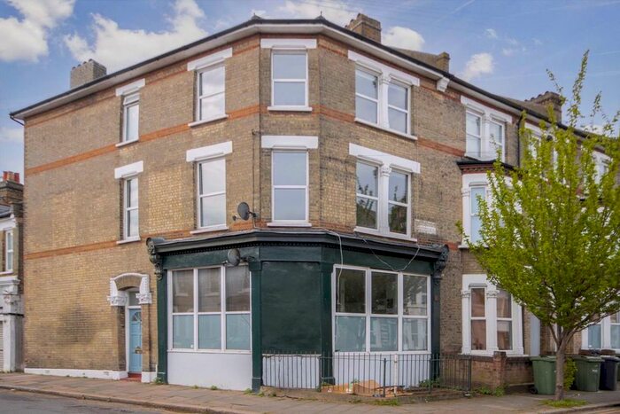 3 Bedroom Flat To Rent In Sandmere Road, London, SW4