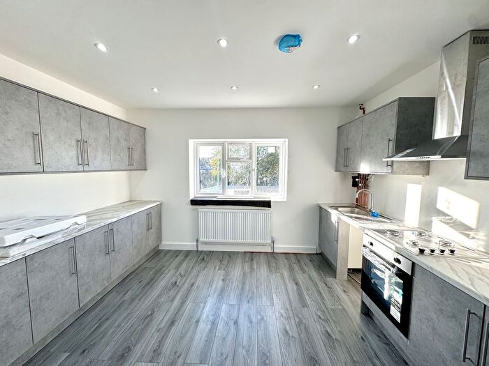 3 Bedroom Flat To Rent In Greenford Avenue, London, W7