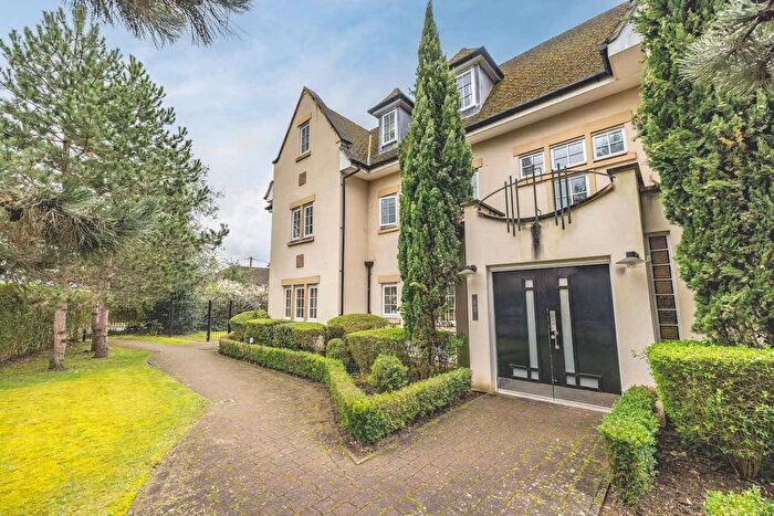 2 Bedroom Flat For Sale In Packhorse Road, Gerrards Cross, SL9