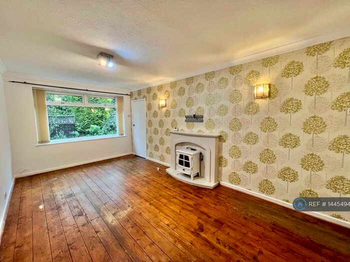 3 Bedroom Bungalow To Rent In New Royd Avenue, Oldham, OL4