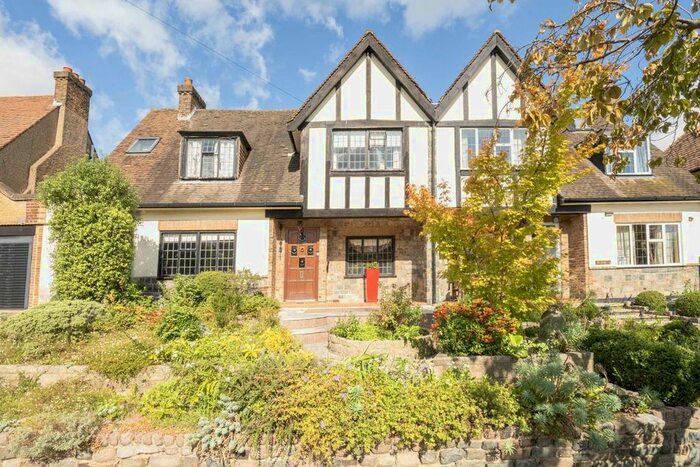 3 Bedroom Semi-Detached House To Rent In Valley Avenue, London, N12