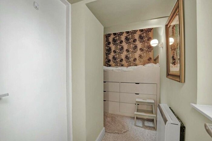 2 Bedroom Flat To Rent In Clapham Road, London, SW9