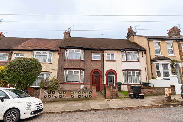 3 Bedroom Terraced House For Sale In Park Avenue, Northfleet, DA11