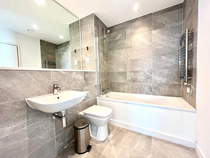 2 Bedroom Apartment To Rent In Queen Street, Salford, M3