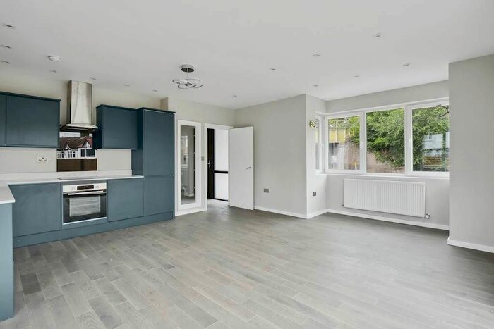 3 Bedroom Semi-Detached House To Rent In Links Avenue, Morden, London, SM4