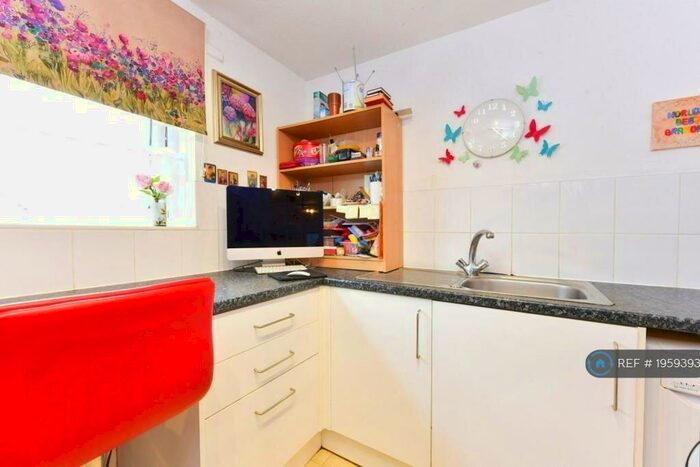 2 Bedroom Flat To Rent In Knaphill Crescent, Northampton, NN4