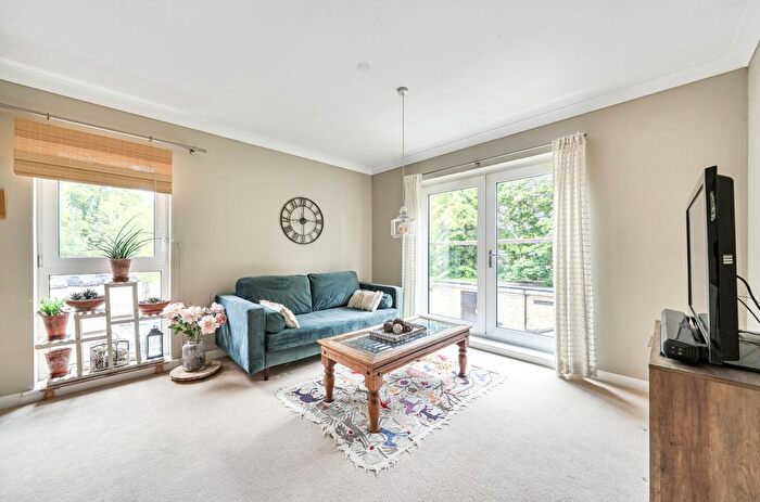 1 Bedroom Flat For Sale In Ironside Court, Southcott Road, Teddington, TW11