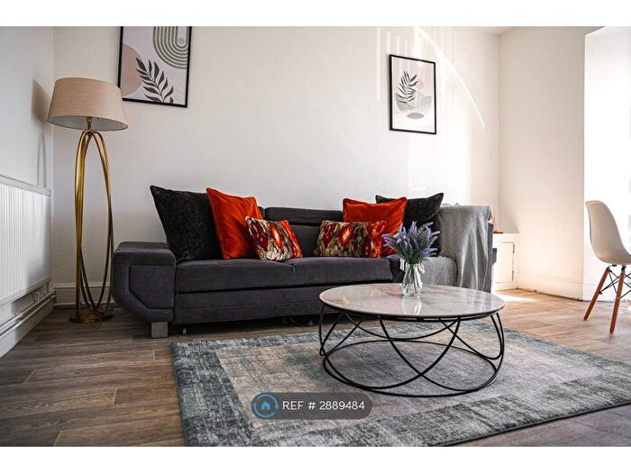2 Bedroom Flat To Rent In Neath Road, Swansea, SA1