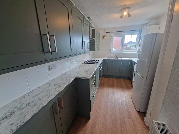 3 Bedroom Flat To Rent In Maes Y Gollen, Derwen Fawr, Sketty, Swansea, SA2