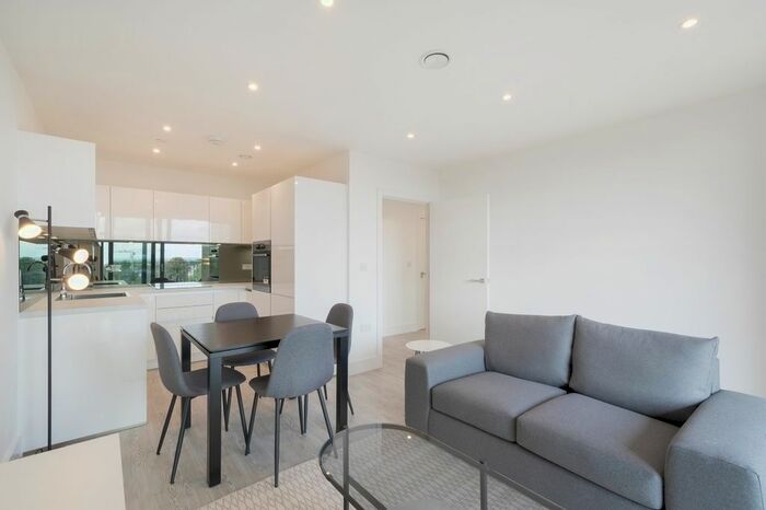 1 Bedroom Flat To Rent In Kempton House, London Square Staines, Staines, TW18