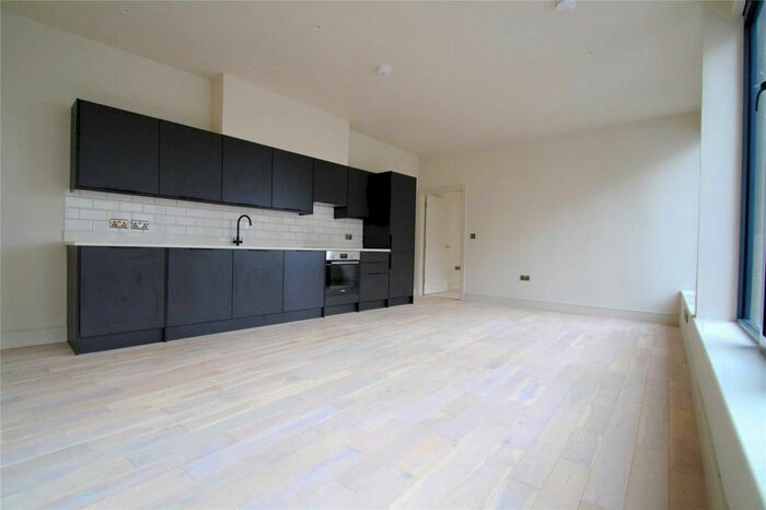 2 Bedroom Flat To Rent In Alma Road, London, SE19