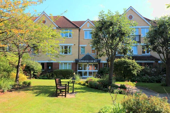 2 Bedroom Flat To Rent In Turners Hill, Waltham Cross, EN8