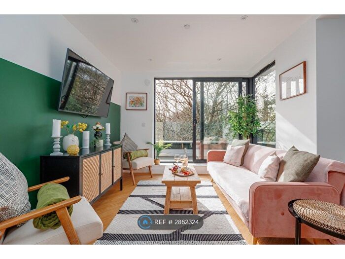 2 Bedroom Flat To Rent In North Road, Poole, BH14