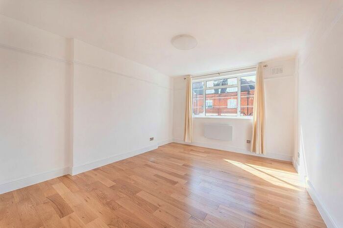 2 Bedroom Flat To Rent In Hamlet Gardens, Ravenscourt Park, London, W6