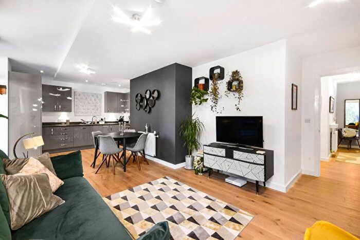 2 Bedroom Flat To Rent In Amelia Street, Elephant And Castle, London, SE17