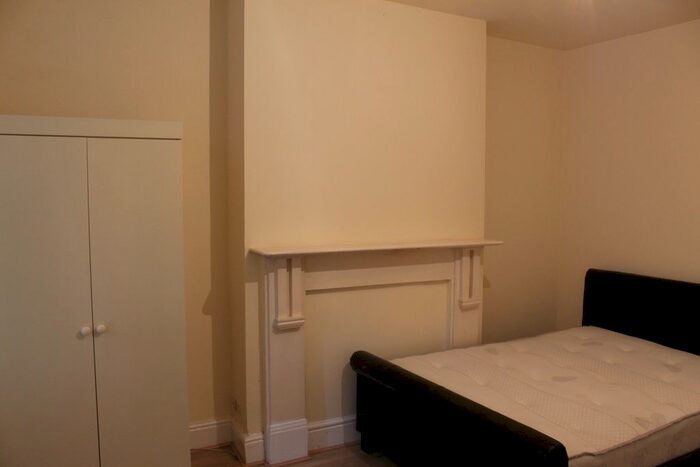 8 Bedroom Terraced House To Rent In Harlaxton Drive, Nottingham, NG7