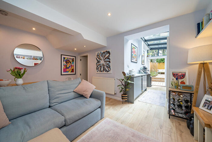 2 Bedroom Flat For Sale In Kilburn Park Road, London, NW6
