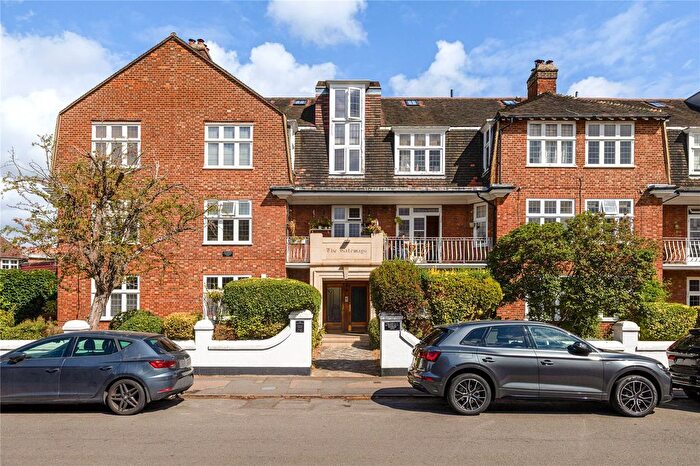2 Bedroom Flat For Sale In The Gateways, Park Lane, Richmond, TW9