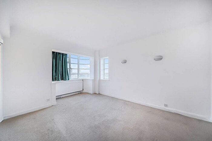 3 Bedroom Flat For Sale In Vicarage Gate, Kensington, London, W8