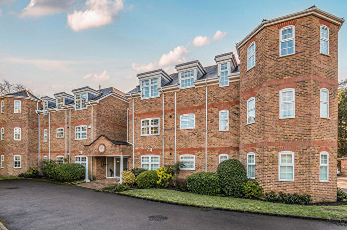 2 Bedroom Flat For Sale In Oatlands Chase, Weybridge, Surrey, KT13