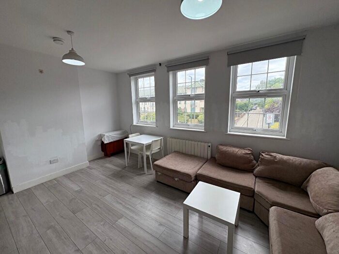 1 Bedroom Flat To Rent In Hallswelle Parade, Finchley Road, London, NW11